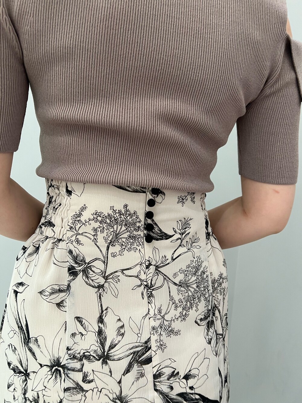 ブラウン系のサンダル、ホワイト系のスカート、ベージュ系のニット/セーターを着用したレディースの春コーディネートの10枚目の写真