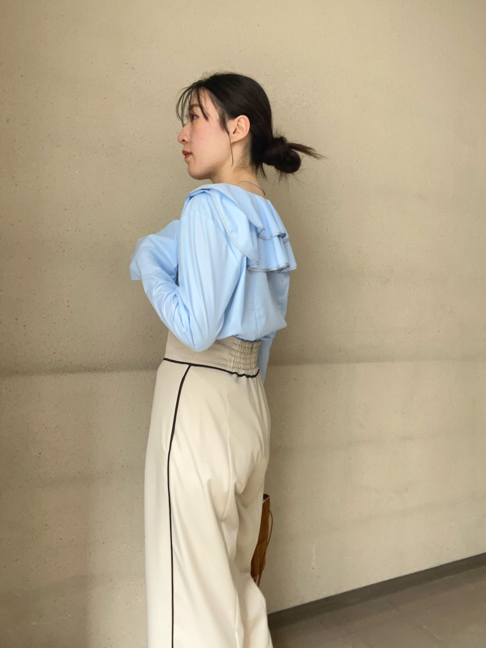 ブルー系のシャツ/ブラウス、ベージュ系のその他パンツ、ブラック系のパンプスを着用したレディースの春コーディネートの4枚目の写真