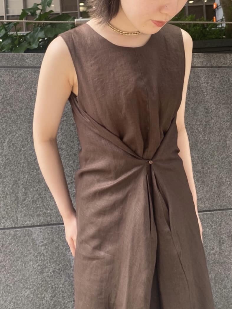 ホワイト系のハンドバッグ、ブラウン系のサンダル、ブラウン系のワンピースを着用したレディースの夏コーディネートの8枚目の写真