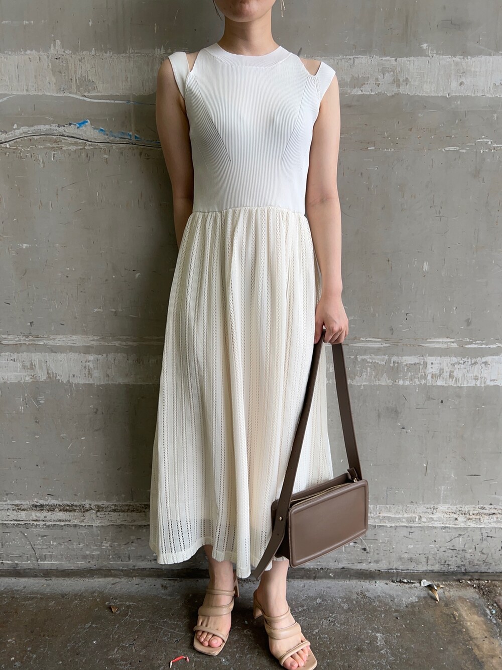 ベージュ系のサンダル、ベージュ系のショルダーバッグ、ホワイト系のワンピースを着用したレディースの夏コーディネートの4枚目の写真