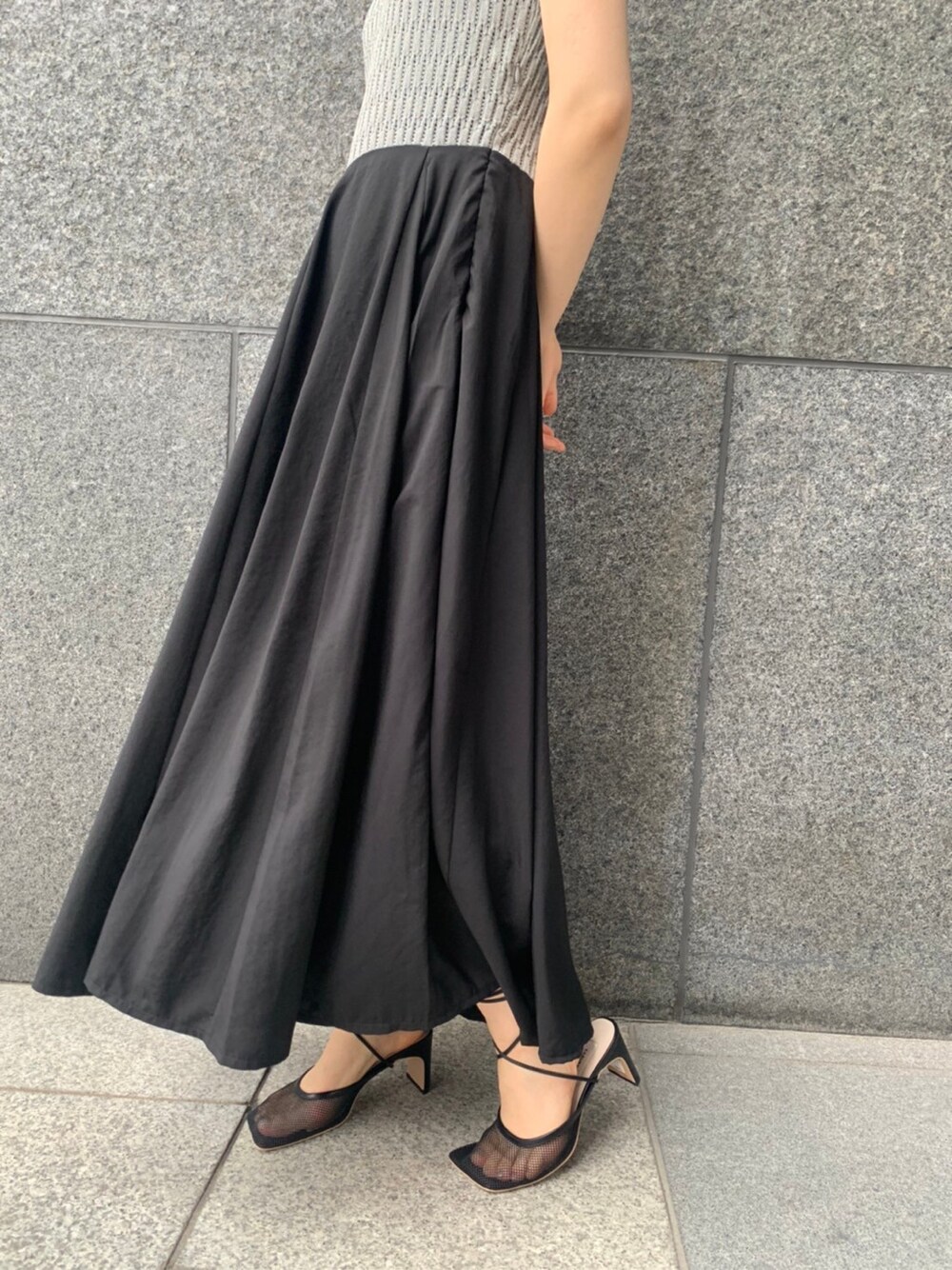 ブラック系のサンダル、グレー系のワンピースを着用したレディースの春コーディネートの4枚目の写真