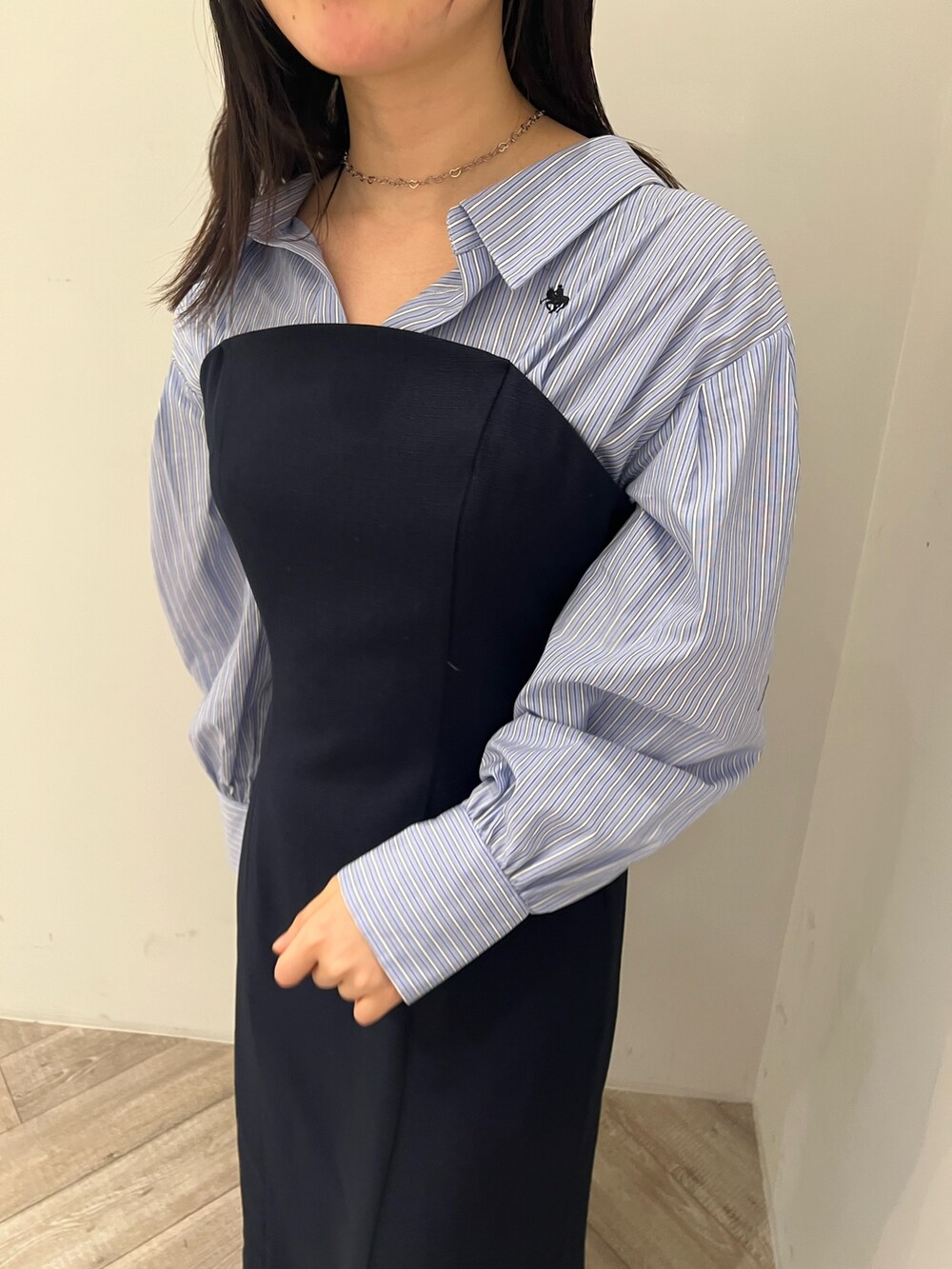 ブルー系のワンピース、グレー系のスニーカーを着用したレディースの冬コーディネートの4枚目の写真