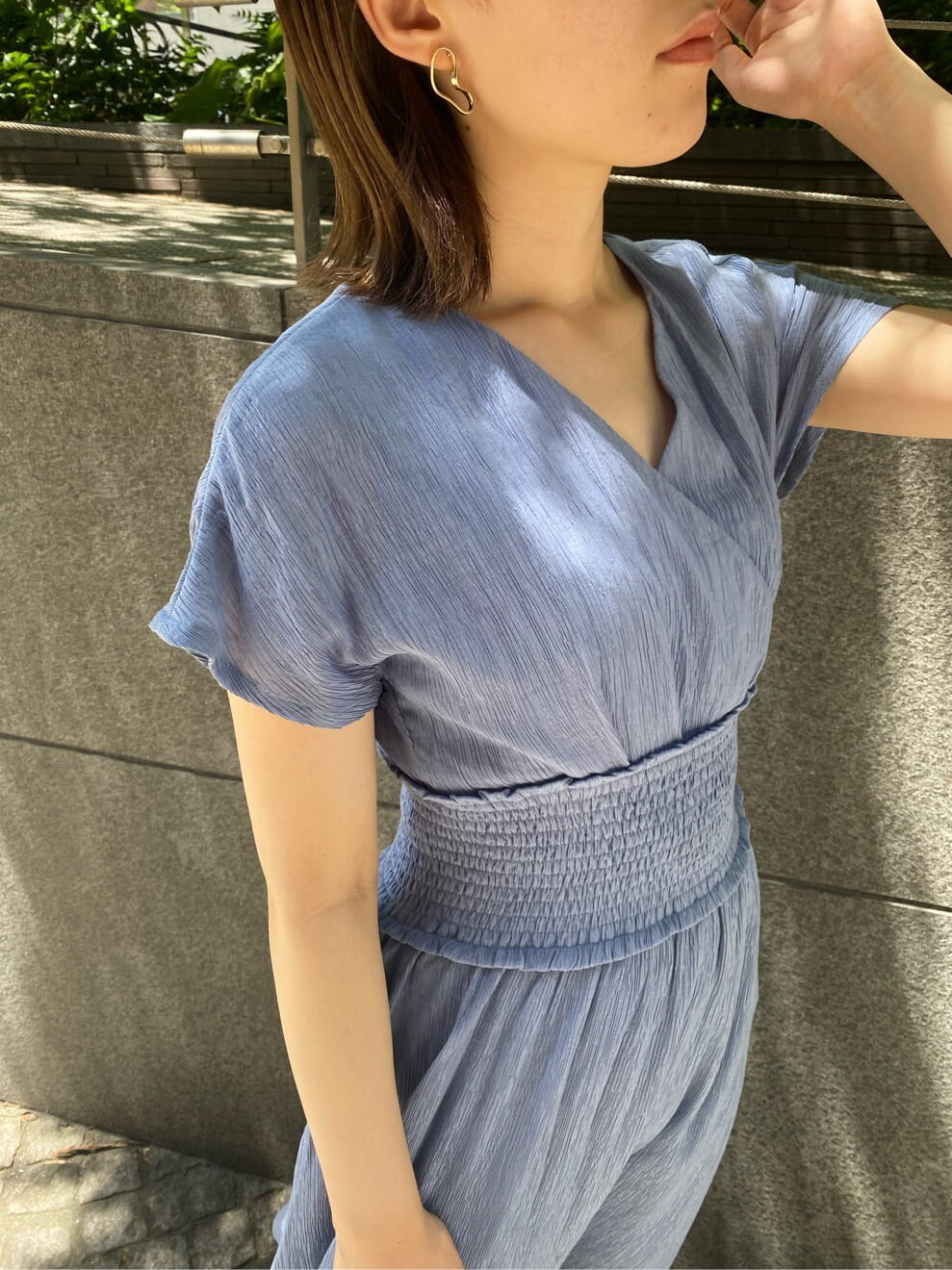 ブラック系のハンドバッグ、ブルー系のワンピース、ブラック系のその他シューズを着用したレディースの夏コーディネートの4枚目の写真