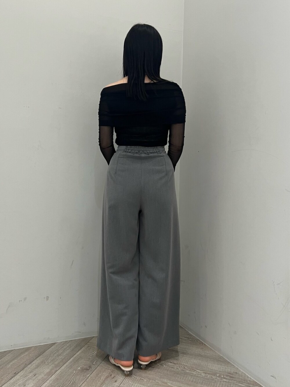 ホワイト系のサンダル、グレー系のその他パンツ、ブラック系のTシャツ/カットソーを着用したレディースの春コーディネートの3枚目の写真