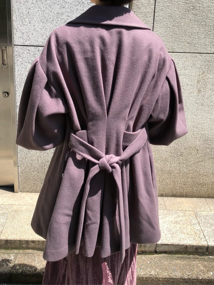 ピンク系のスカート、ブラック系のニット/セーター、パープル系のその他アウターを着用したレディースの秋コーディネートの4枚目の写真