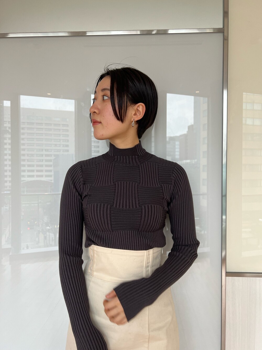 ホワイト系のスカート、グレー系のカーディガン/ボレロ、グレー系のニット/セーターを着用したレディースの冬コーディネートの6枚目の写真