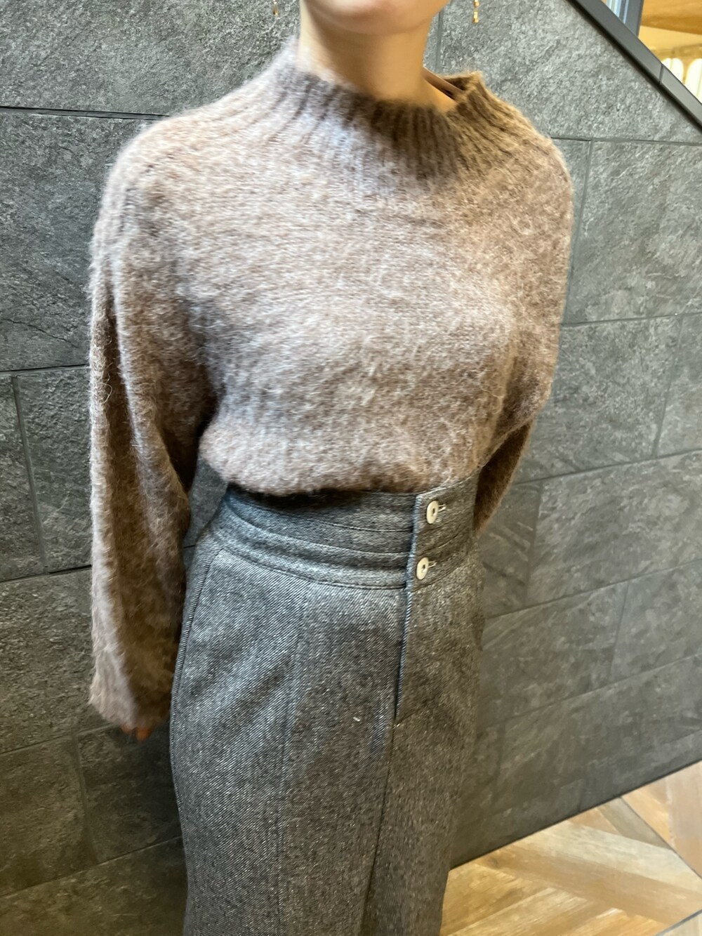 ベージュ系のスニーカー、ブラウン系のスカート、ベージュ系のダウンジャケット/コートを着用したレディースの秋コーディネートの8枚目の写真