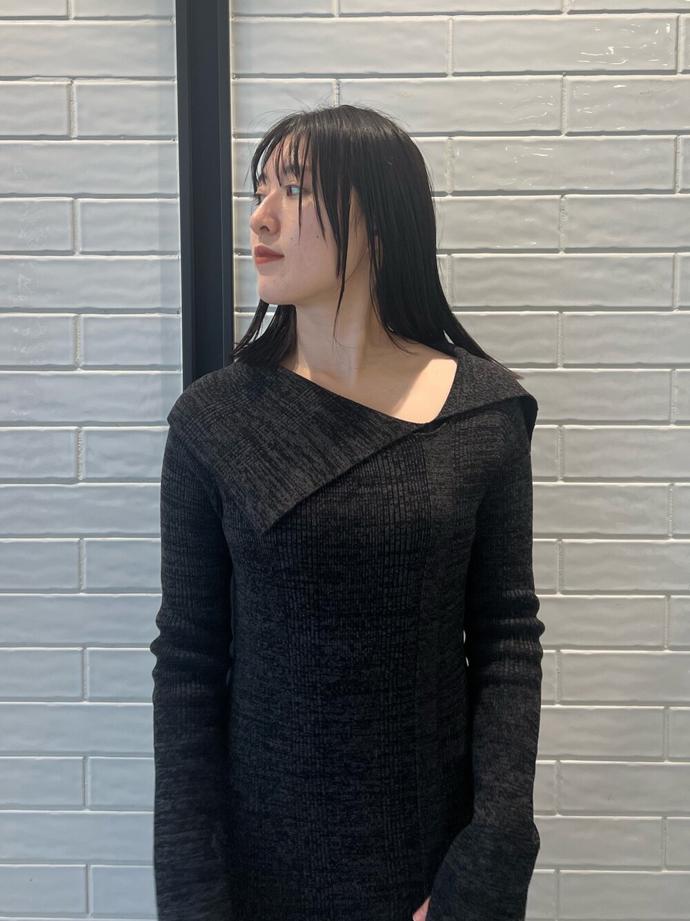 ホワイト系のダウンジャケット/コート、ブラック系のワンピース、ブラック系のブーツを着用したレディースの冬コーディネートの8枚目の写真