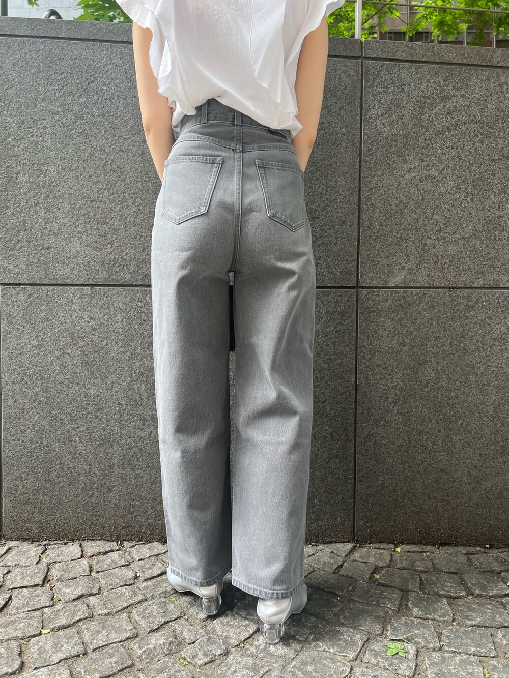 シルバー系のパンプス、グレー系のデニムパンツ、ホワイト系のシャツ/ブラウスを着用したレディースの春コーディネートの9枚目の写真