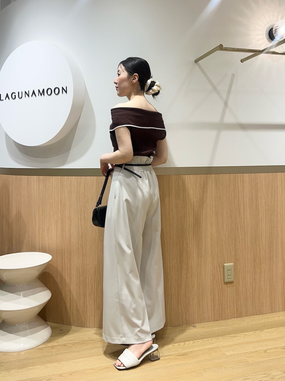 ホワイト系のその他パンツ、ブラウン系のニット/セーターを着用したレディースの春コーディネートの2枚目の写真