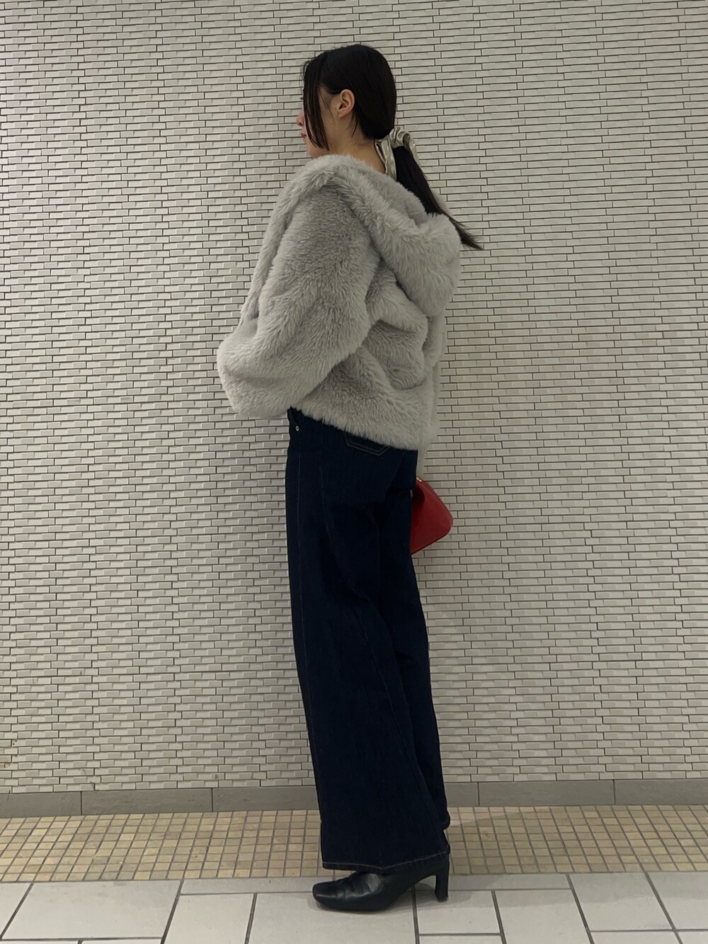 ブルー系のデニムパンツ、グレー系のその他アウター、グレー系のニット/セーターを着用したレディースの冬コーディネートの2枚目の写真