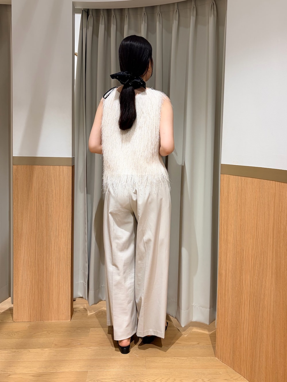 ホワイト系のその他パンツ、ホワイト系のTシャツ/カットソーを着用したレディースの夏コーディネートの3枚目の写真