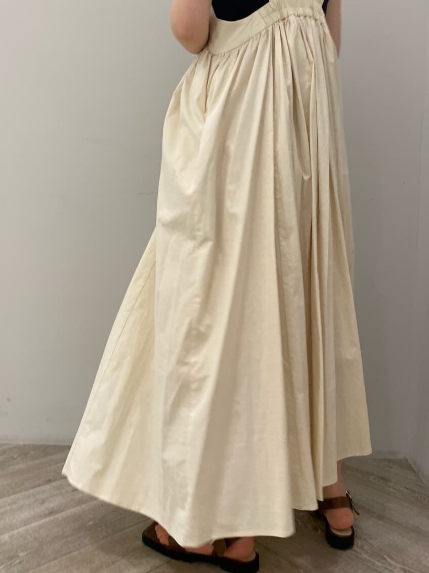 ホワイト系のワンピース、ブラック系のニット/セーター、ブラウン系のサンダルを着用したレディースの夏コーディネートの5枚目の写真