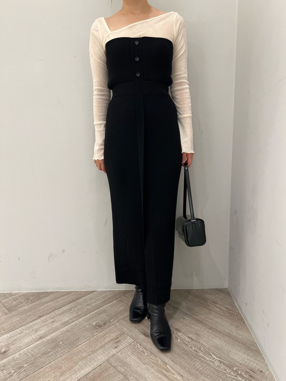 ブラック系のブーツ、グレー系のブルゾン、ホワイト系のTシャツ/カットソーを着用したレディースの秋コーディネートの8枚目の写真