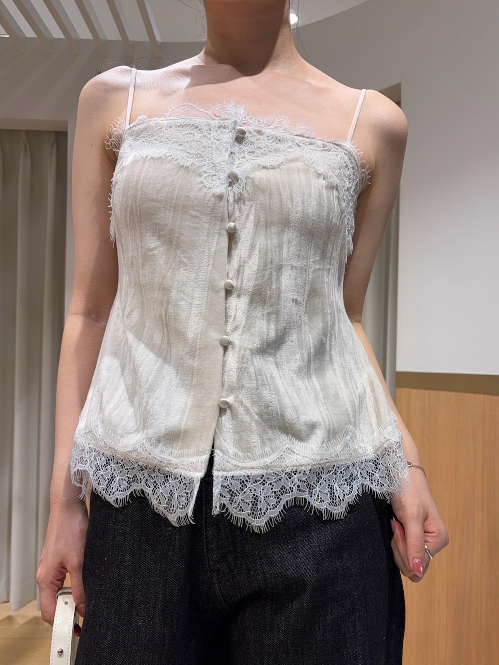 ブラウン系のテーラードジャケット、ブルー系のデニムパンツ、ブラック系のデニムパンツを着用したレディースの夏コーディネートの7枚目の写真