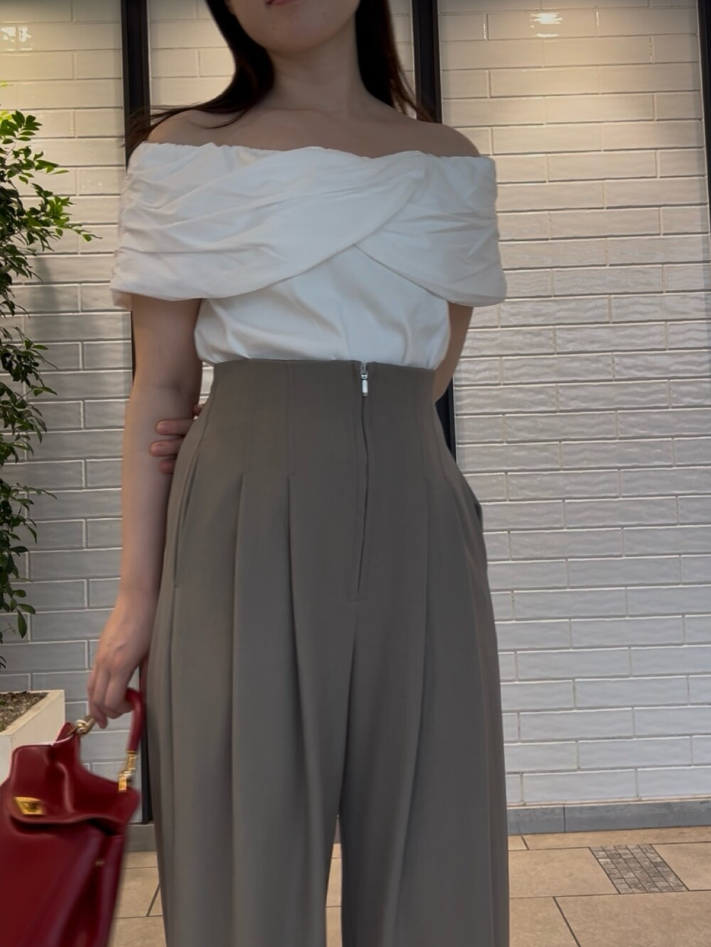 ホワイト系のシャツ/ブラウス、ブラック系のサンダル、ブラウン系のその他パンツを着用したレディースの春コーディネートの4枚目の写真