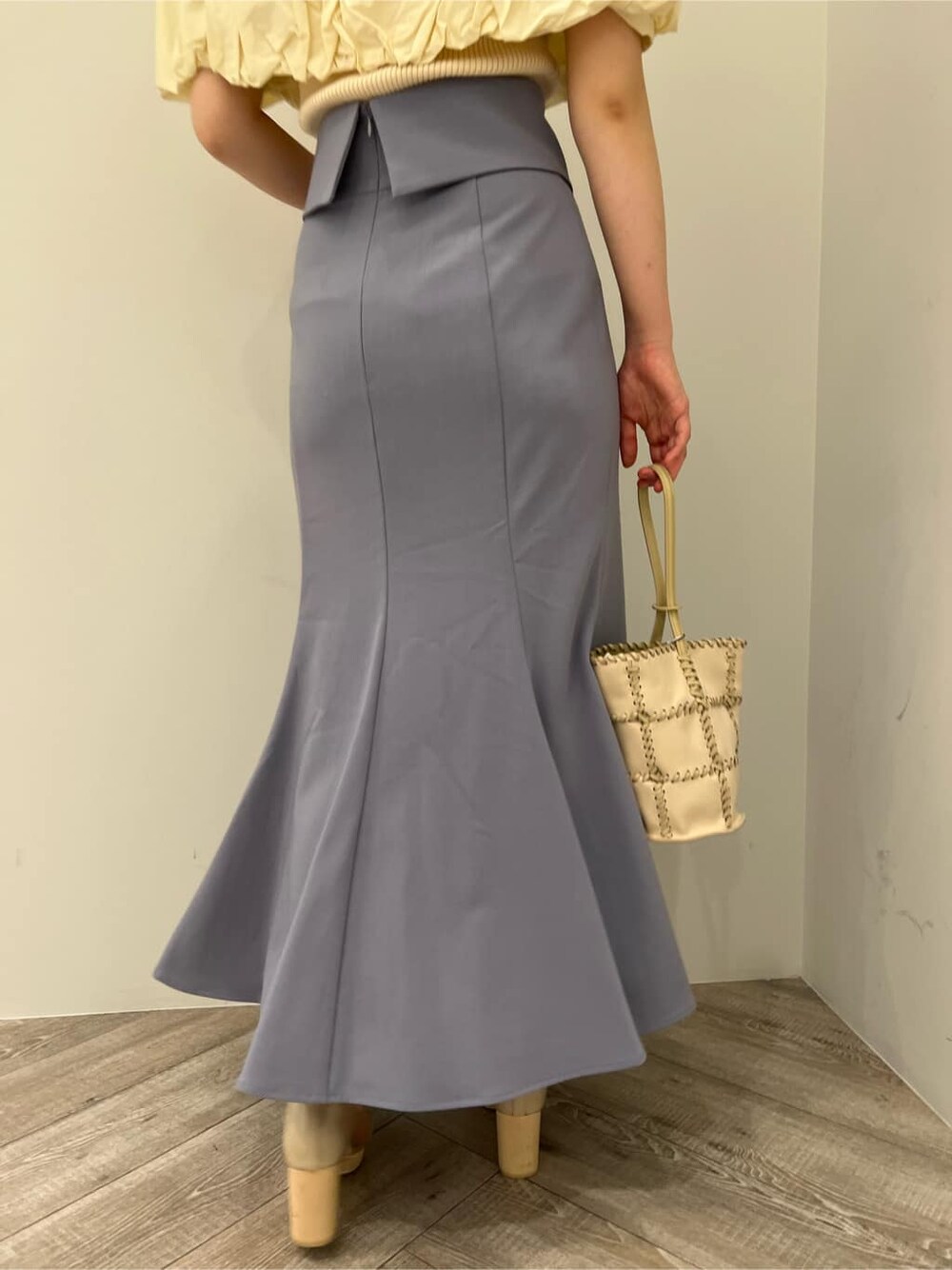 その他のパンプス、ホワイト系のショルダーバッグ、ホワイト系のニット/セーターを着用したレディースの夏コーディネートの10枚目の写真
