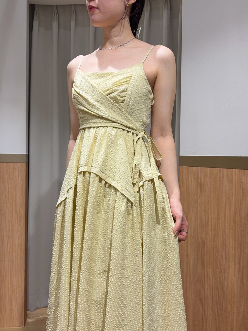 イエロー系のワンピース、ブラウン系のシャツ/ブラウス、ベージュ系のサンダルを着用したレディースの夏コーディネートの6枚目の写真