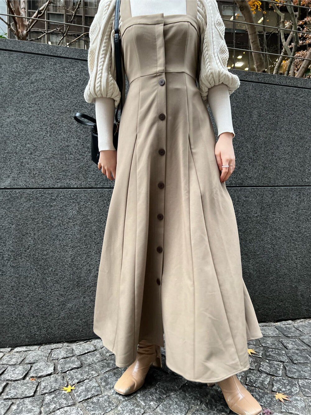 ホワイト系のハンドバッグ、ベージュ系のその他シューズ、ホワイト系のニット/セーターを着用したレディースの冬コーディネートの6枚目の写真