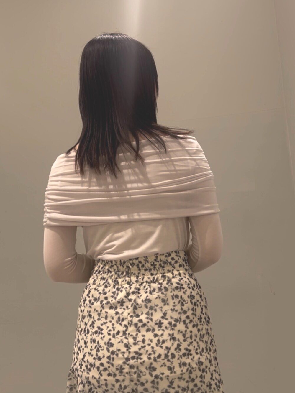 ホワイト系のサンダル、ホワイト系のTシャツ/カットソー、ホワイト系のスカートを着用したレディースの春コーディネートの5枚目の写真