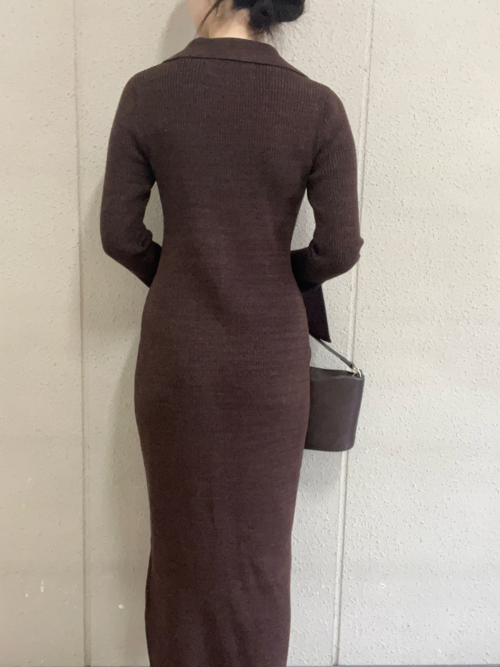 ブラック系のブーツ、ブラウン系のワンピース、ブラウン系のハンドバッグを着用したレディースの冬コーディネートの6枚目の写真