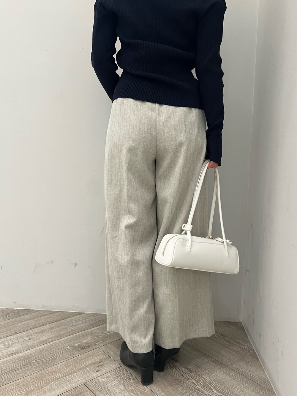 ブルー系のアンサンブル、グレー系のその他パンツを着用したレディースの冬コーディネートの9枚目の写真