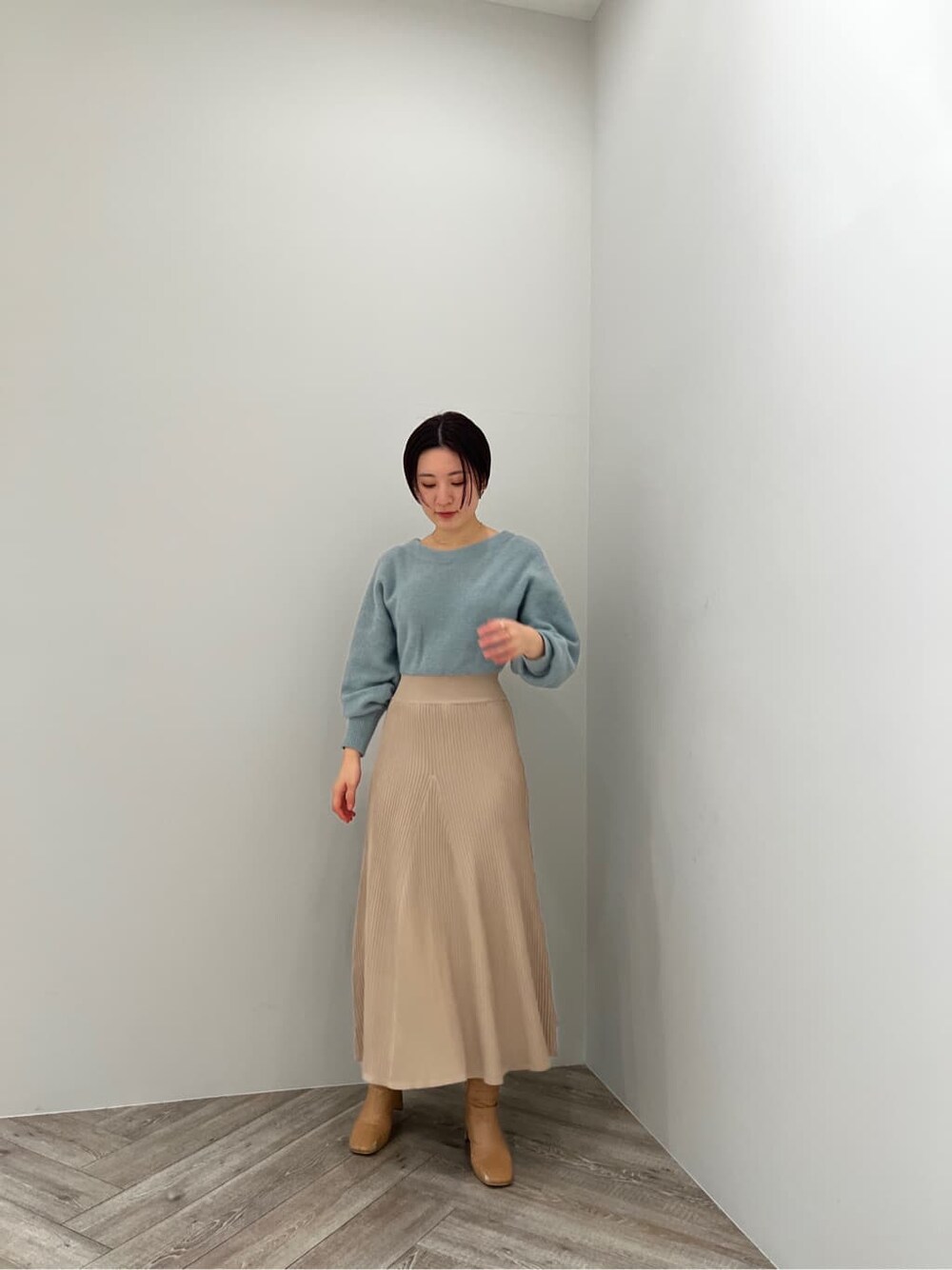 ベージュ系のその他シューズ、グレー系のその他アウター、グリーン系のワンピースを着用したレディースの冬コーディネートの2枚目の写真