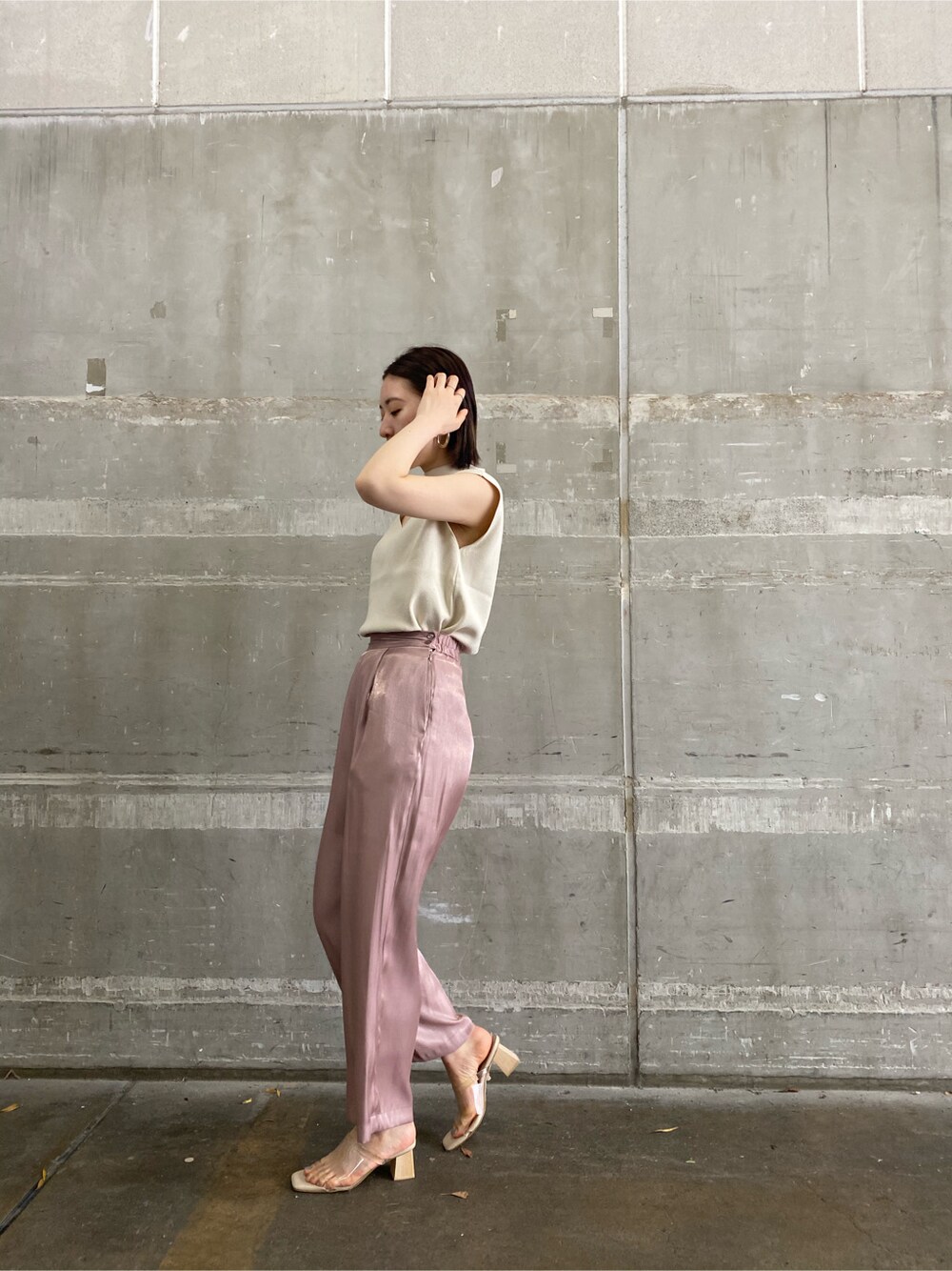 ホワイト系のニット/セーター、ピンク系のその他パンツ、その他のその他シューズを着用したレディースの春コーディネートの3枚目の写真