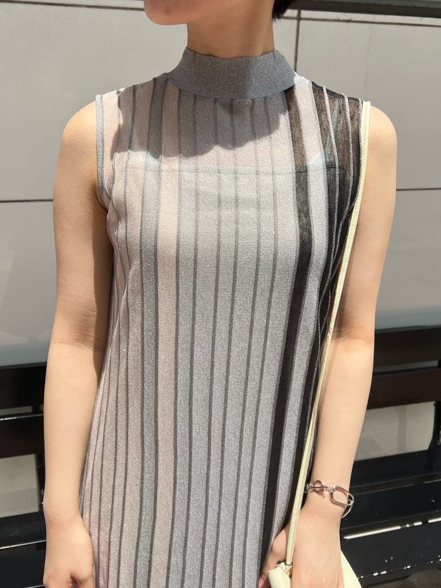 ホワイト系のハンドバッグ、グリーン系のサンダル、ブラック系のワンピースを着用したレディースの夏コーディネートの3枚目の写真