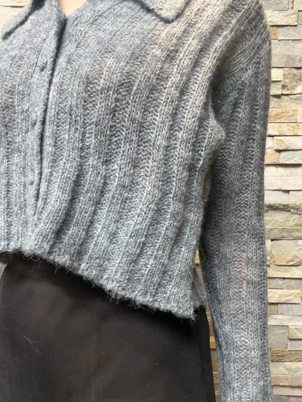 ブラック系のスカート、グレー系のニット/セーター、ブラウン系のパンプスを着用したレディースの秋コーディネートの5枚目の写真