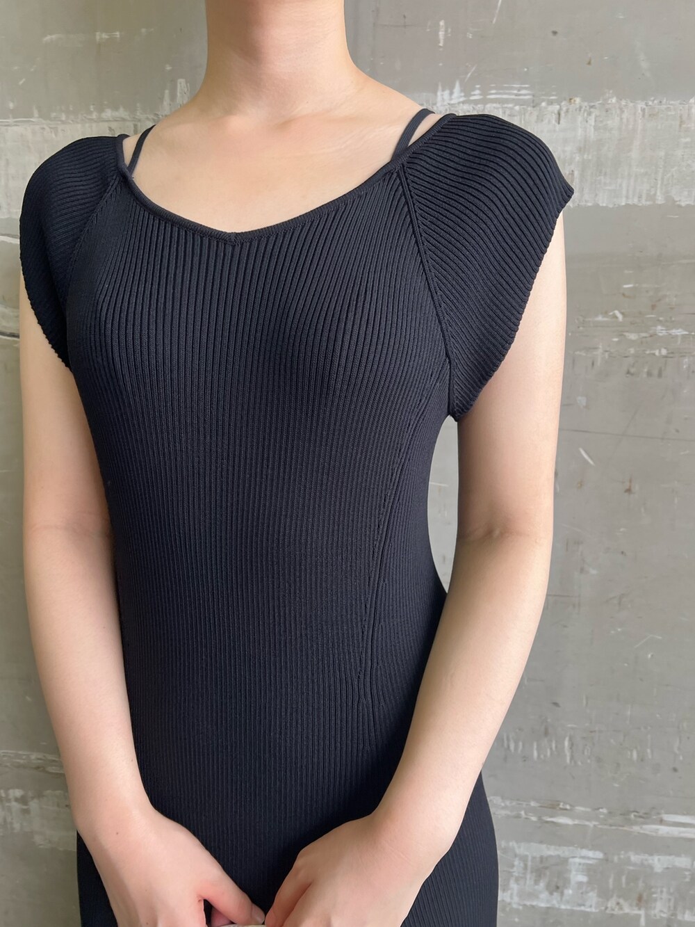 ブラック系のワンピース、ホワイト系のハンドバッグ、ベージュ系のサンダルを着用したレディースの夏コーディネートの5枚目の写真