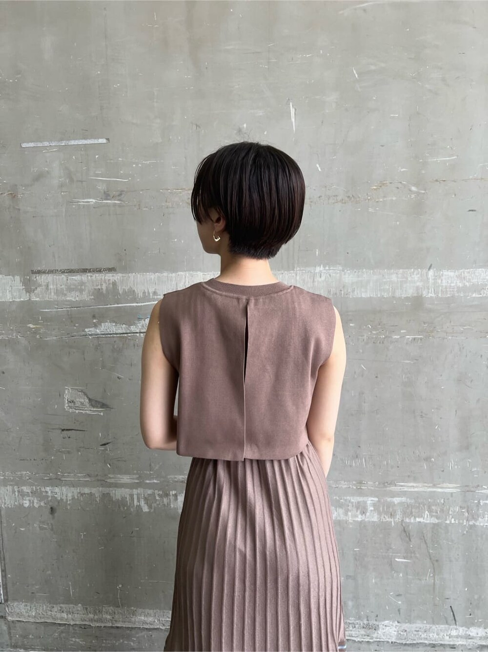 ホワイト系のハンドバッグ、ホワイト系のサンダル、ブラウン系のワンピースを着用したレディースの夏コーディネートの7枚目の写真