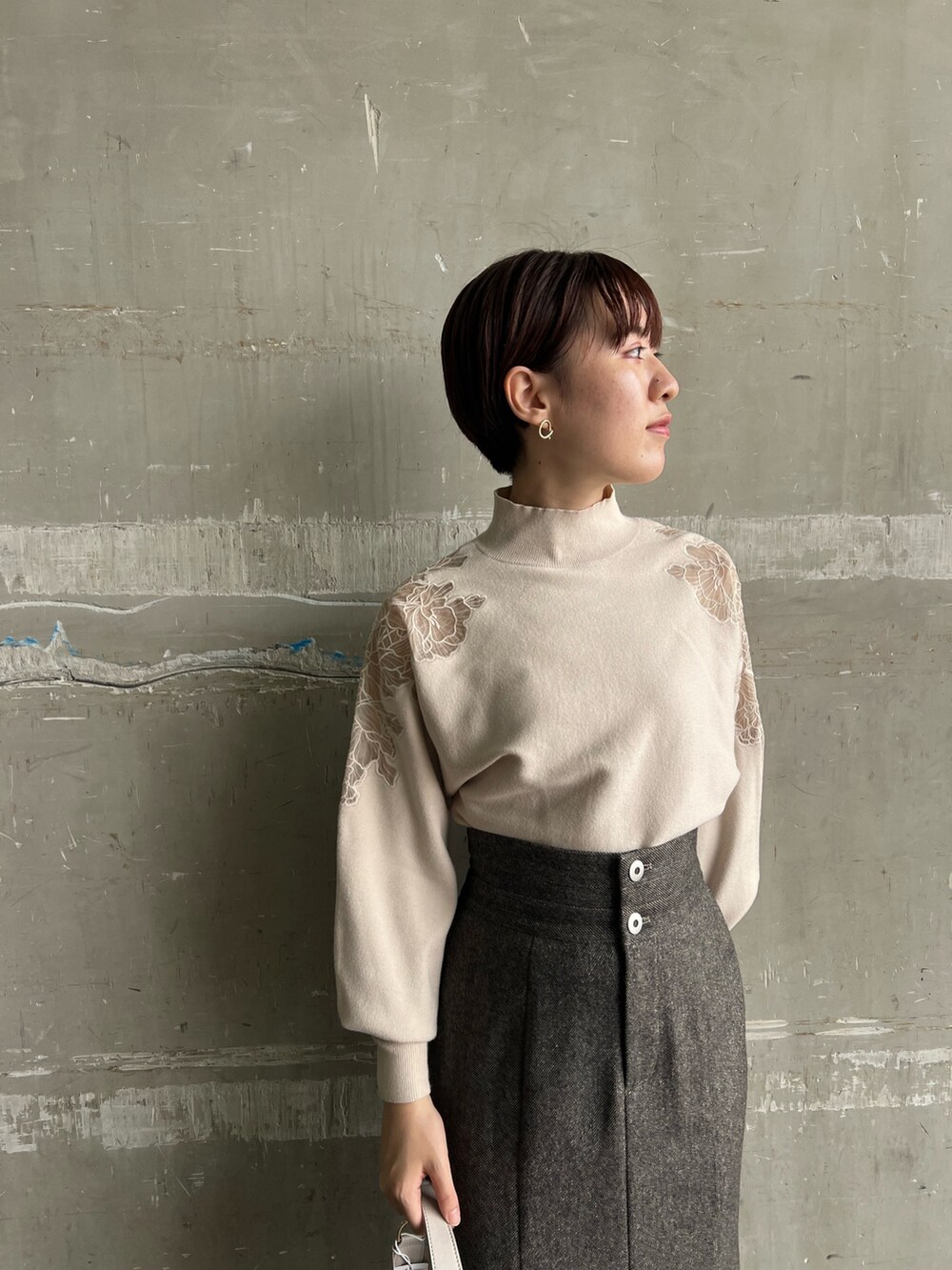 ブラウン系のスカート、ブラウン系のテーラードジャケット、ホワイト系のハンドバッグを着用したレディースの秋コーディネートの8枚目の写真