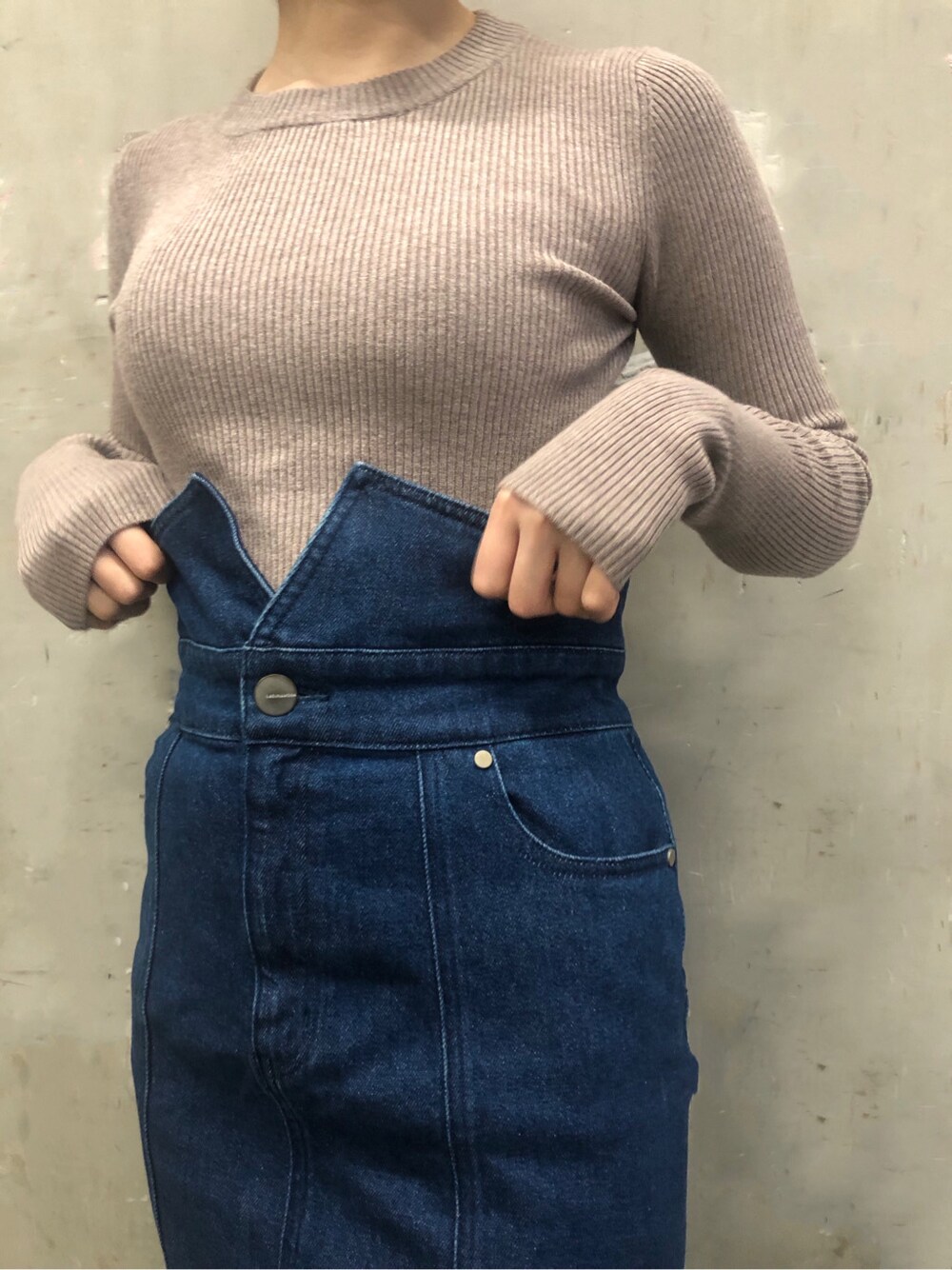 ベージュ系のニット/セーター、ブルー系のスカートを着用したレディースの冬コーディネートの5枚目の写真