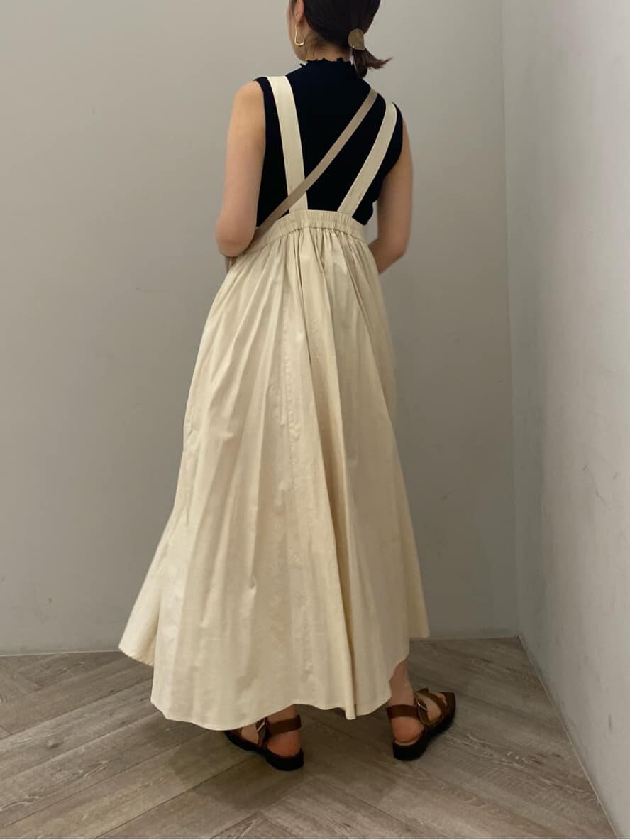 ホワイト系のワンピース、ブラック系のニット/セーター、ブラウン系のサンダルを着用したレディースの夏コーディネートの2枚目の写真