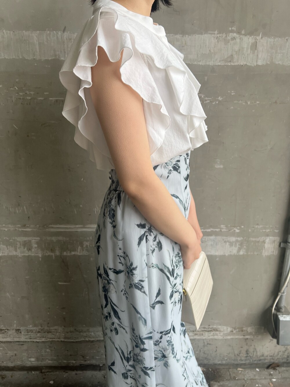 ホワイト系のシャツ/ブラウス、ブラック系のサンダル、ホワイト系のショルダーバッグを着用したレディースの春コーディネートの5枚目の写真