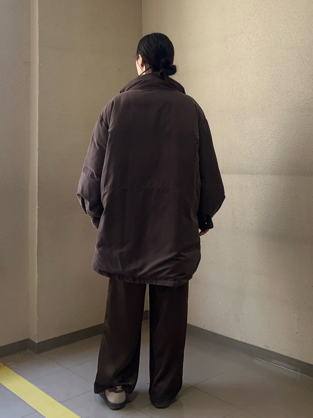 ベージュ系のニット/セーター、ブラウン系のダウンジャケット/コート、ブラウン系のその他パンツを着用したレディースの冬コーディネートの3枚目の写真