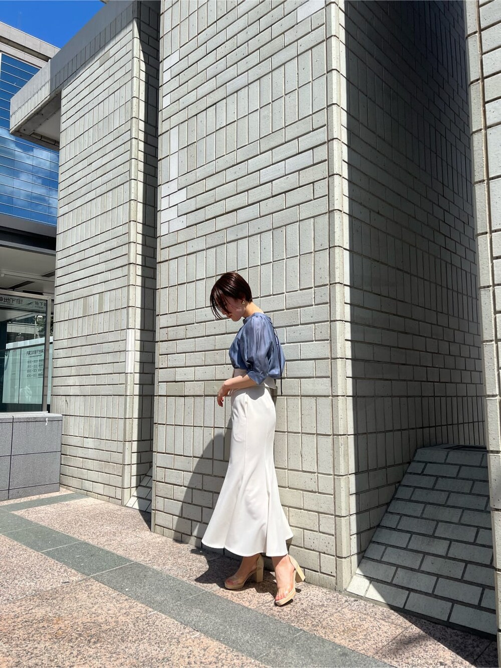 ホワイト系のスカート、その他のパンプス、ブルー系のシャツ/ブラウスを着用したレディースの春コーディネートの3枚目の写真