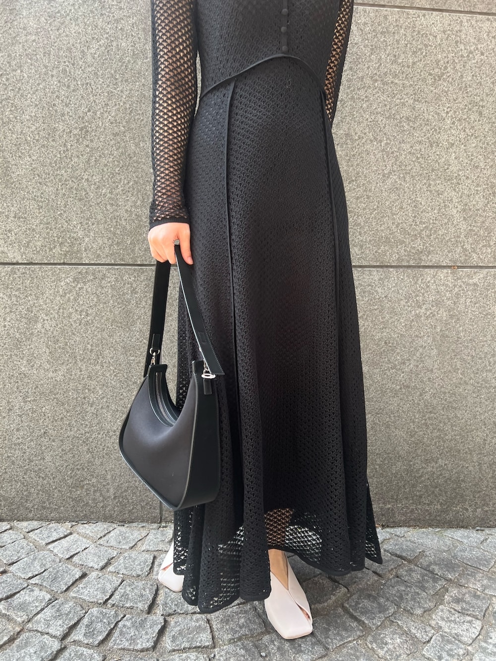 ブラック系のデニムジャケット、ホワイト系のパンプス、ブラック系のハンドバッグを着用したレディースの春コーディネートの8枚目の写真