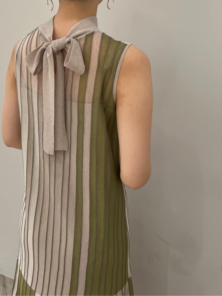 グリーン系のワンピース、グリーン系のサンダル、ゴールド系のピアス（両耳用）を着用したレディースの夏コーディネートの6枚目の写真