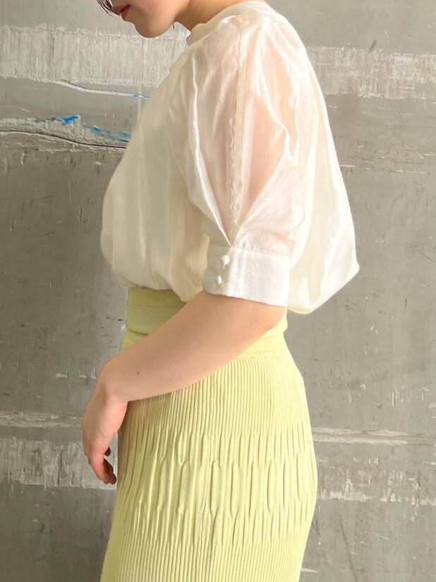 ホワイト系のハンドバッグ、グリーン系のサンダル、イエロー系のスカートを着用したレディースの夏コーディネートの4枚目の写真