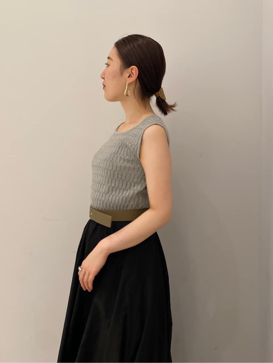 ブラウン系のサンダル、ベージュ系のショルダーバッグ、グレー系のワンピースを着用したレディースの夏コーディネートの4枚目の写真