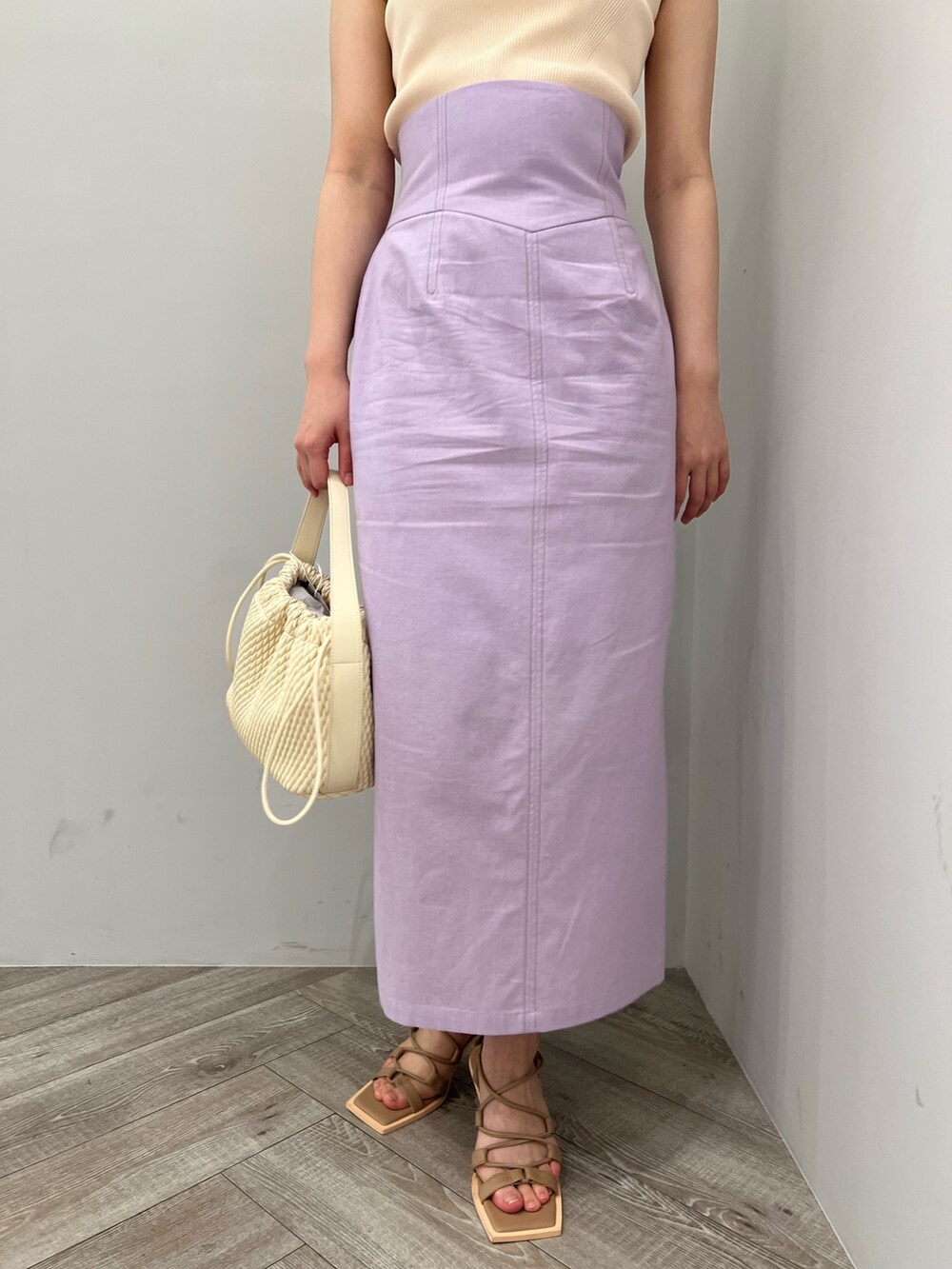 ホワイト系のニット/セーター、ホワイト系のシャツ/ブラウス、ベージュ系のサンダルを着用したレディースの春コーディネートの7枚目の写真