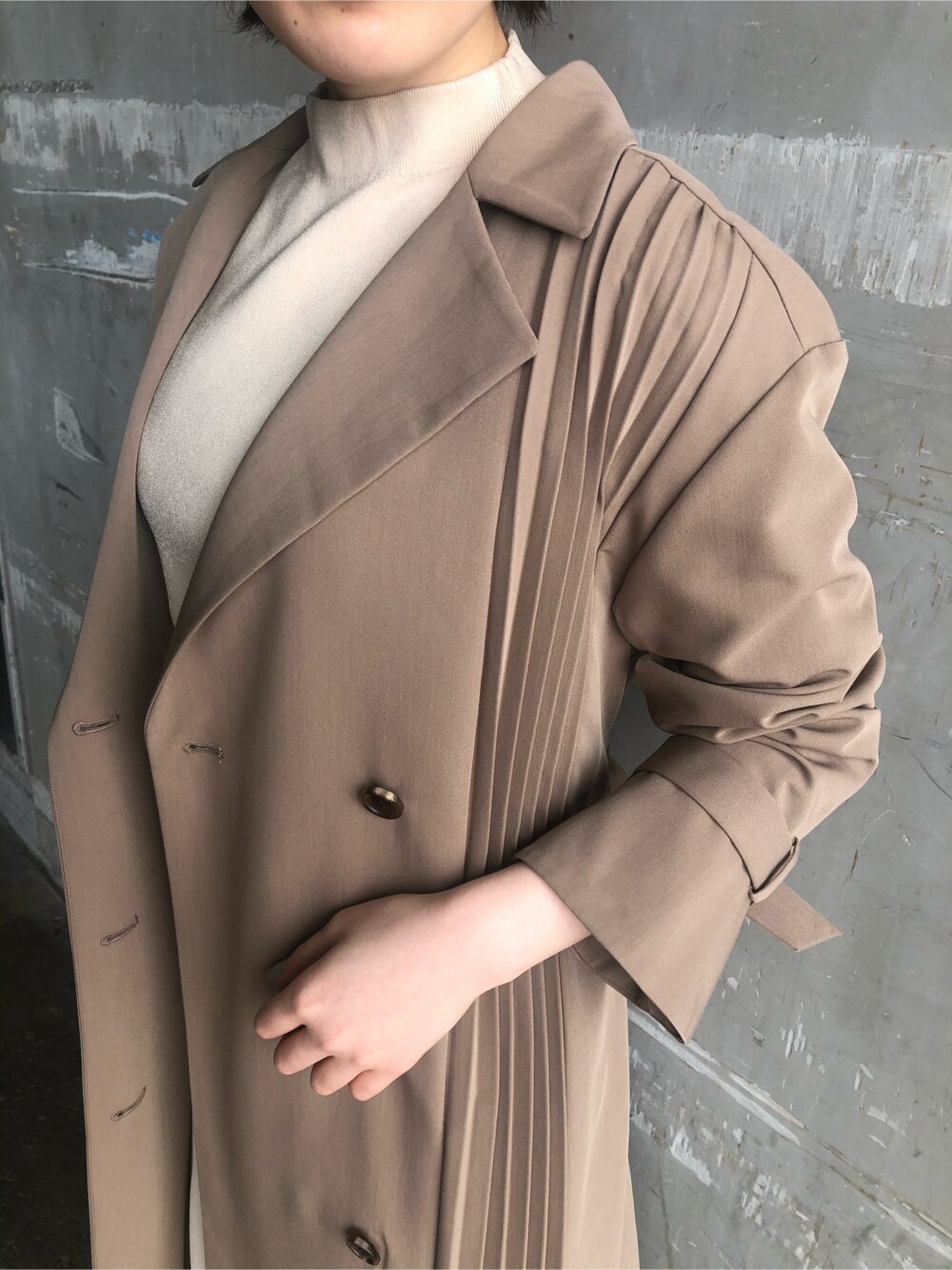 ホワイト系のスカート、ブラウン系のパンプス、ベージュ系のその他アウターを着用したレディースの春コーディネートの4枚目の写真