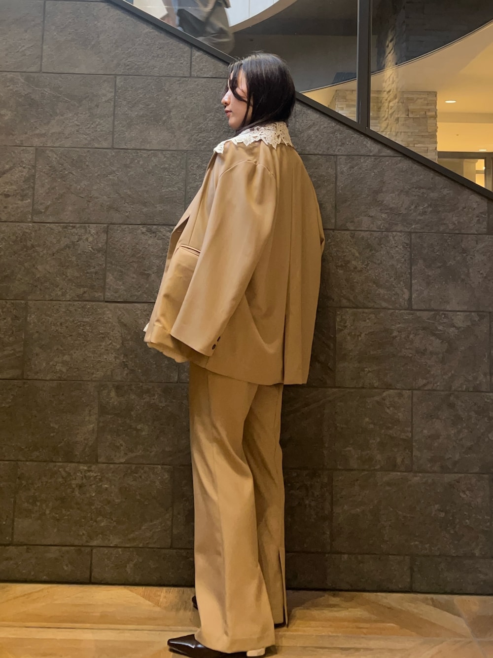 ホワイト系のハンドバッグ、ベージュ系のその他パンツ、ホワイト系のシャツ/ブラウスを着用したレディースの秋コーディネートの2枚目の写真
