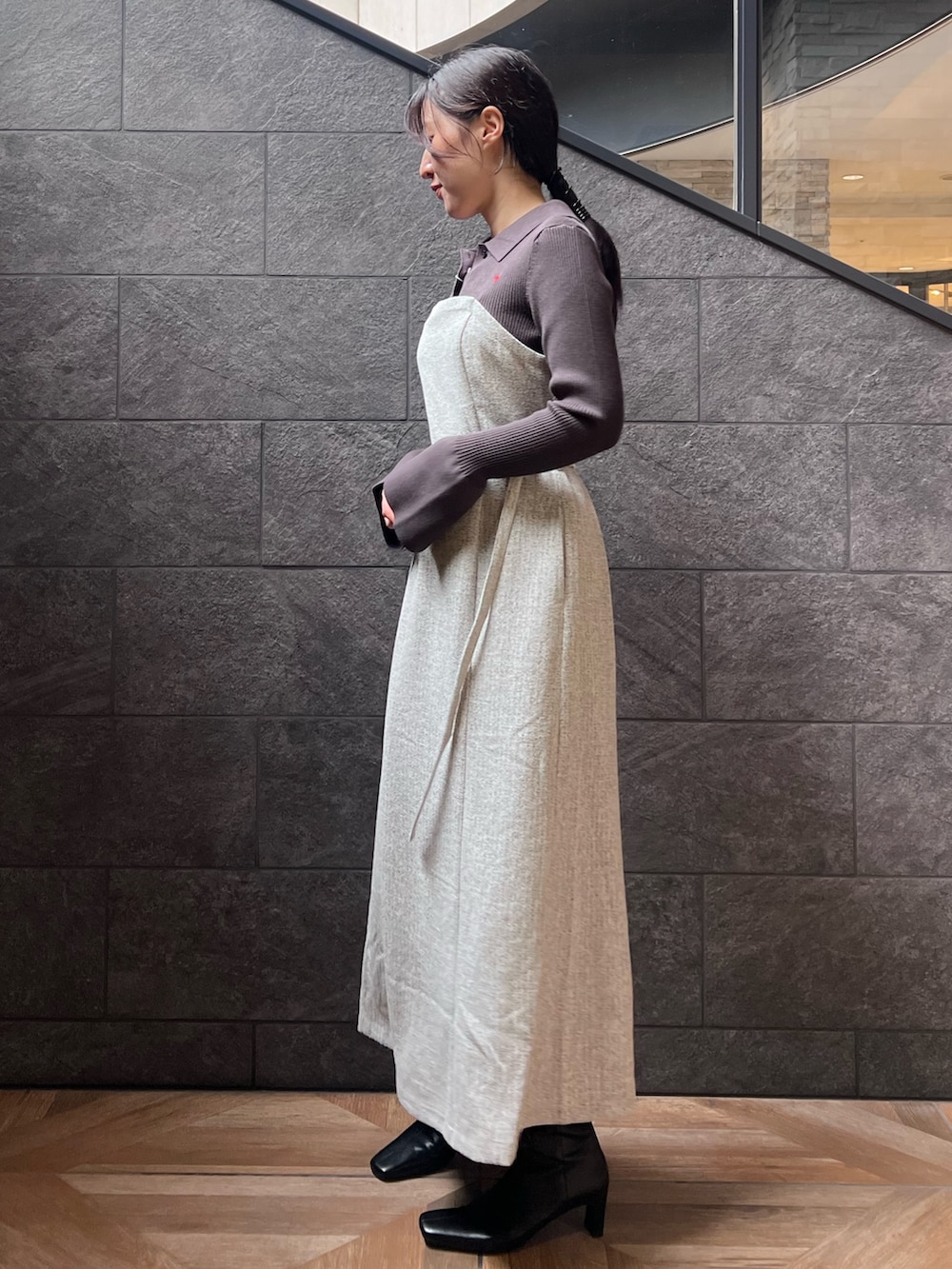 ブラック系のブーツ、ブルー系のワンピースを着用したレディースの秋コーディネートの2枚目の写真