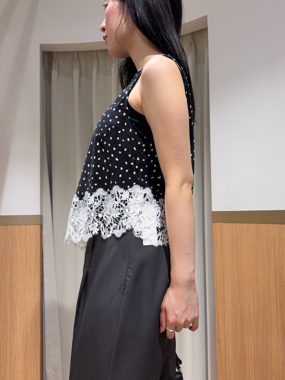 グレー系のその他パンツ、ブラック系のシャツ/ブラウスを着用したレディースの夏コーディネートの5枚目の写真