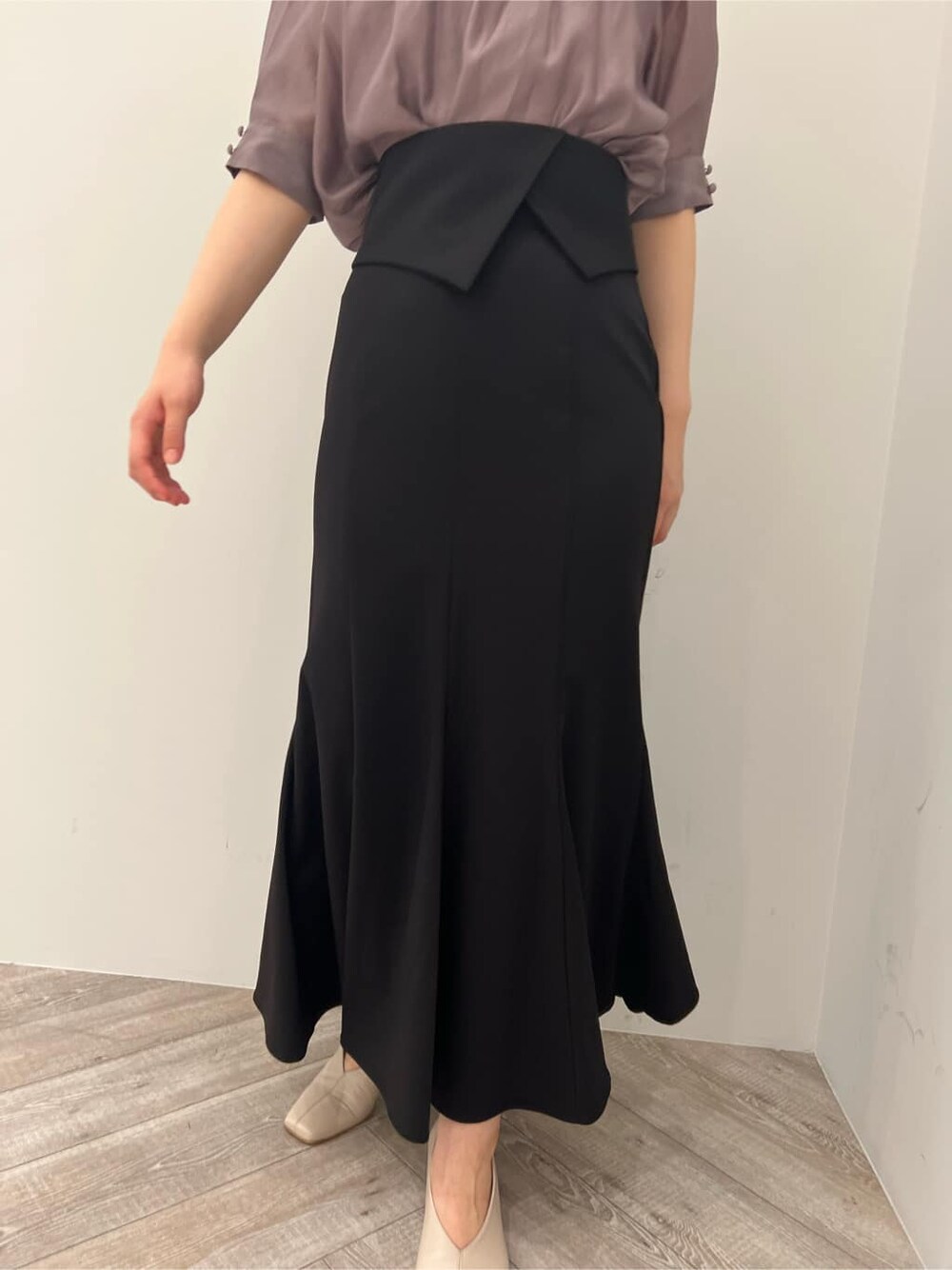 グリーン系のサンダル、パープル系のシャツ/ブラウス、ブラック系のスカートを着用したレディースの夏コーディネートの5枚目の写真