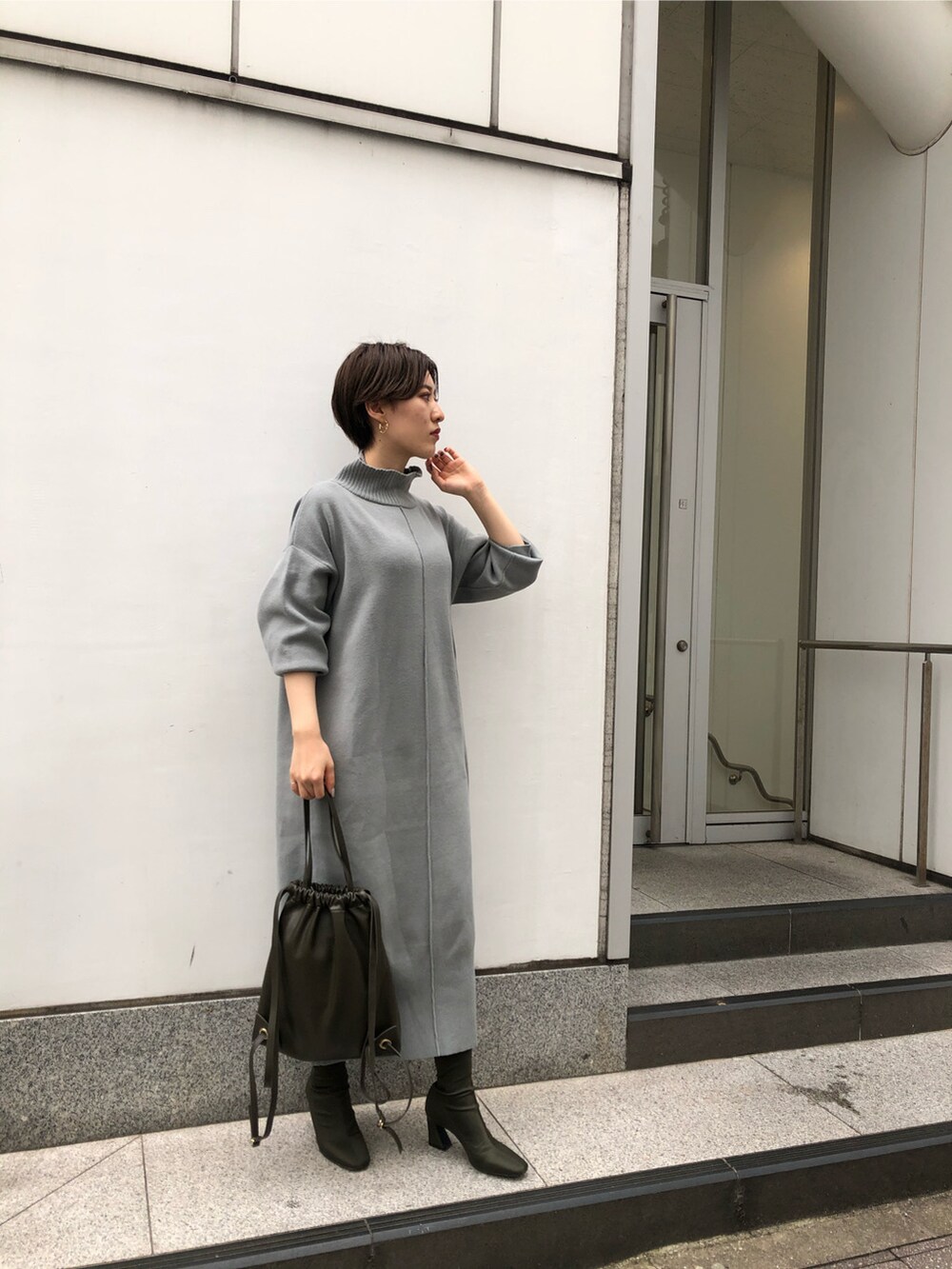 ベージュ系のトートバッグを着用したレディースの秋コーディネートの2枚目の写真