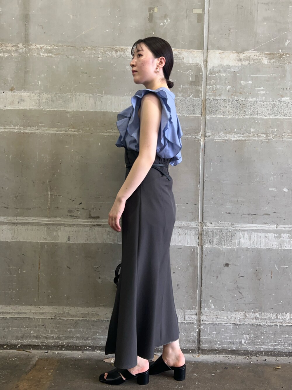 ブラック系のサンダル、ブラック系のショルダーバッグ、グレー系のスカートを着用したレディースの夏コーディネートの2枚目の写真